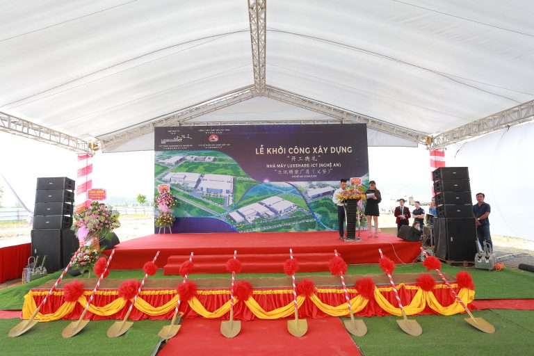 hop-luc-da-ky-hop-dong-va-lam-le-khoi-cong-du-an-xay-dung-nha-may-luxshare-ict-nghe-an-1-1-768x512-1