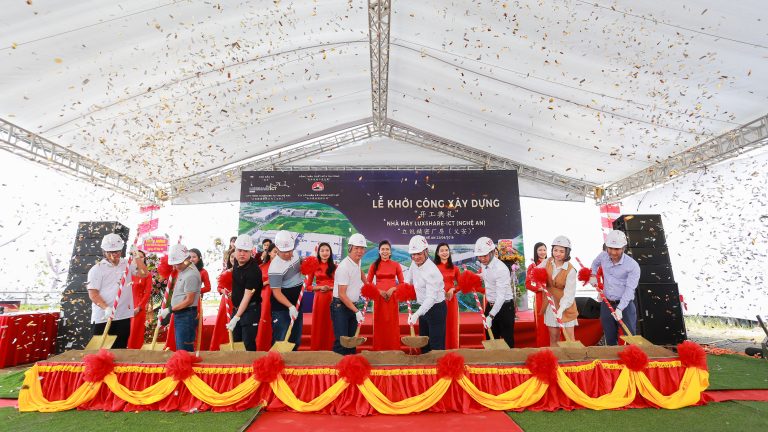 hop-luc-da-ky-hop-dong-va-lam-le-khoi-cong-du-an-xay-dung-nha-may-luxshare-ict-nghe-an-1-768x432.jpg